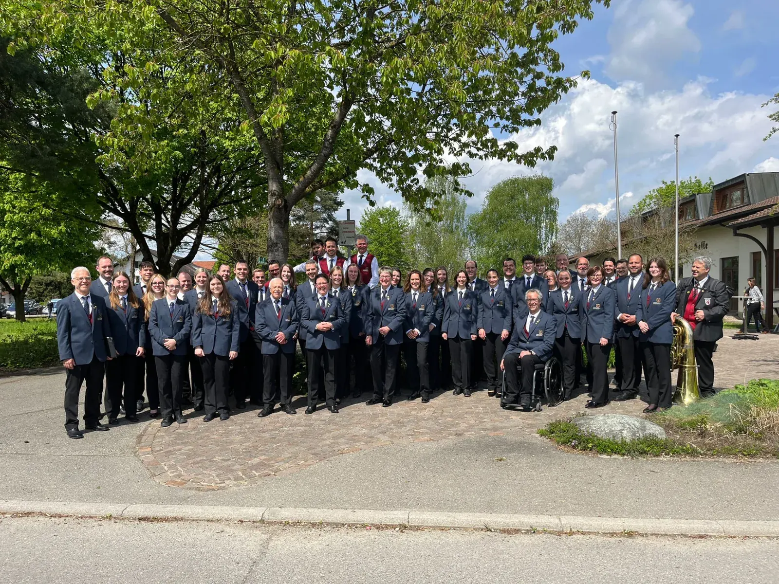Das Orchester im Festkleid beim Gruppenfoto